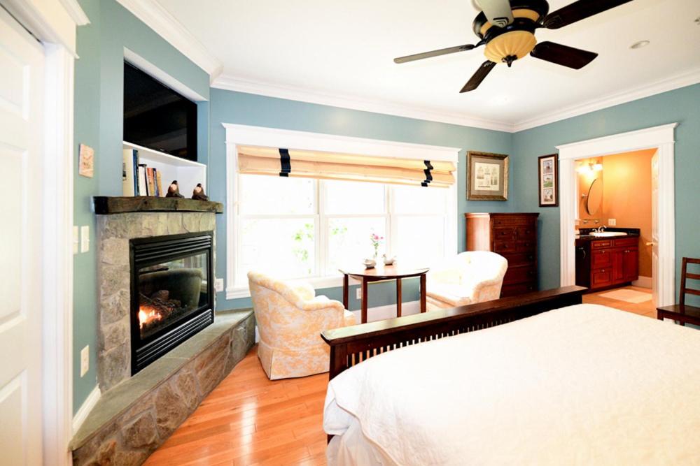 Deluxe King Room interior